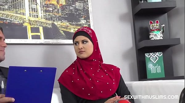 Musulmane en hijab baisée par son avocat