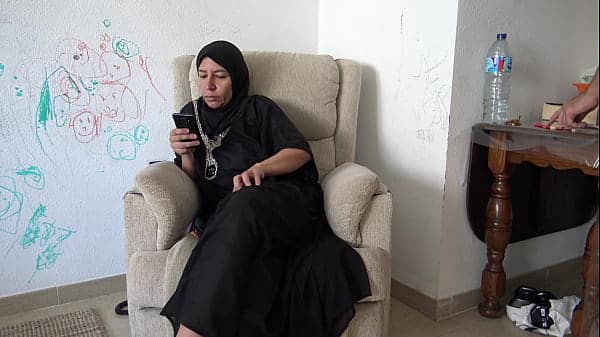 Une mamie arabe laisse son beau-fils se masturber et jouir sur son hijab