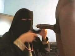 Revoilà la maghrébine qui suce un black avec le niqab