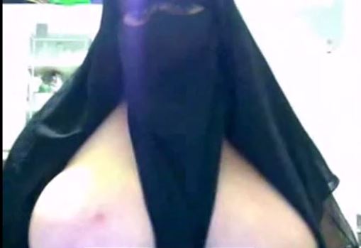 Égyptienne aux gros seins nue sous sa burka