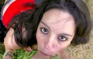 Une jeunette beurette baisée sauvagement par deux mecs dans les bois
