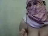 Une beurette voilée montre ses gros seins sur msn/skype !