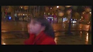 Beurette exhibe nue sur les Champs Elysees