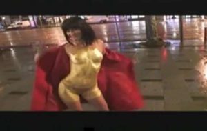 Beurette exhibe nue sur les Champs Elysees
