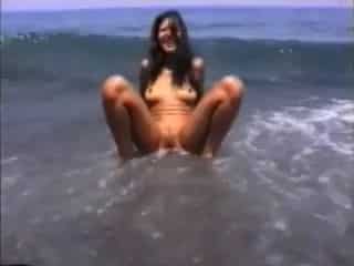 Jolie beurette s’exhibe et se masturbe en bord de mer filmé par son copain