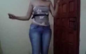 Excitante camgirl marocaine se trémousse à fond dans ce porno amateur