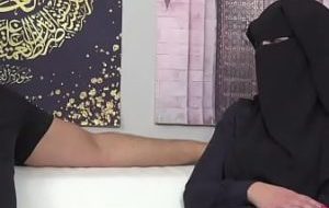 UPDATE VIDEO 2025 Femme musulmane prise en flagrant délit de ne rien faire est punie