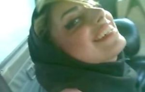 femme arabe iranienne baisée voilée en voiture