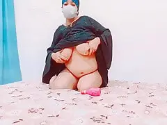 Gros cul musulmane dans le sexe niqab avec un jouet en levrette