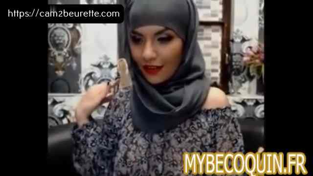 Hijab coquine Sexy Muslim Girl secouant son gros cul
