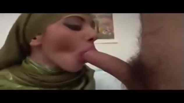 Le premier porno d’une musulmane arabe superbement vêtue d’un hijab