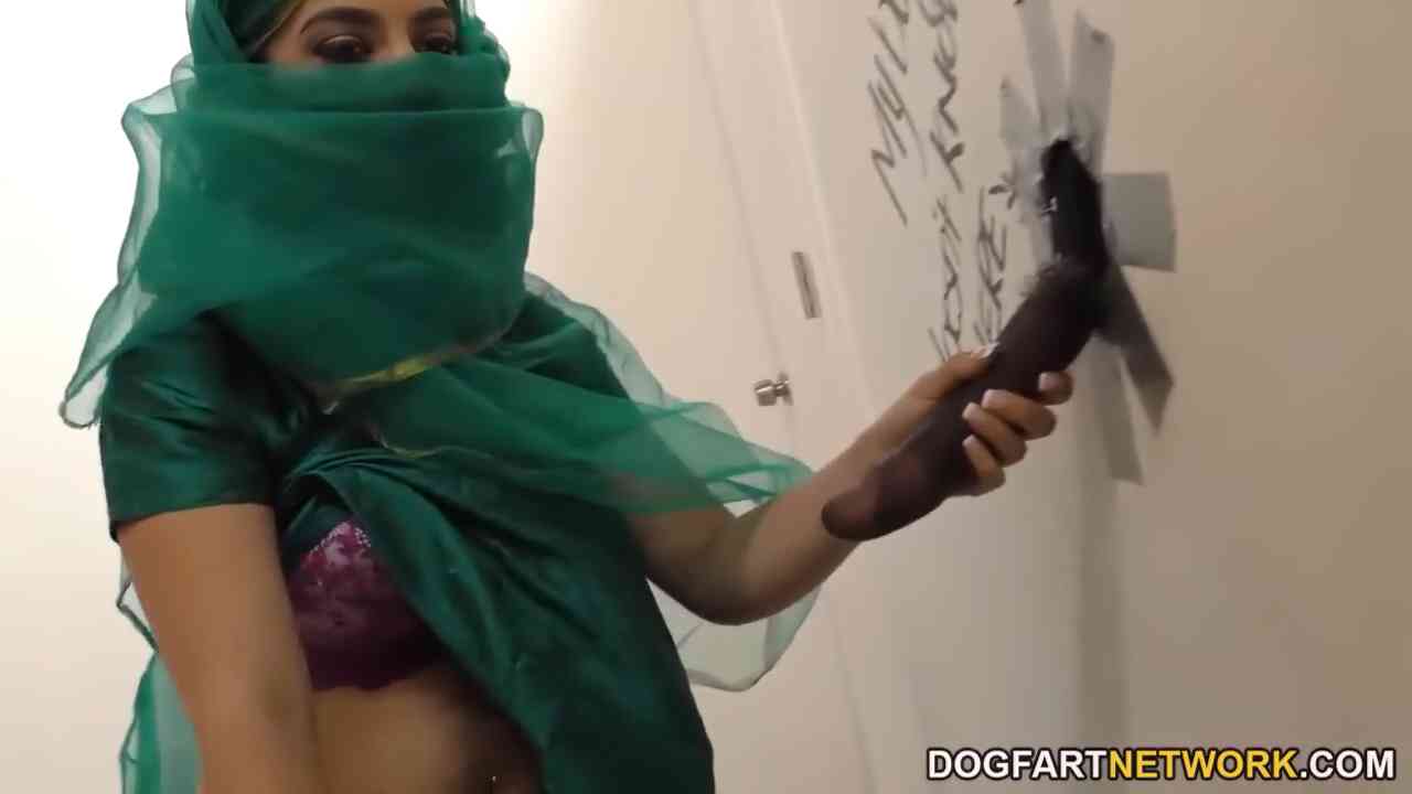 Nadia Ali Pakistanaise s’amuse avec une bite noire dans un gloryhole