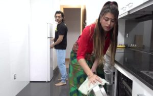 UNE INDIENNE SUCE UNE GROSSE BITE POUR DE L’ARGENT ET BAISE FORT AVEC SON PROPRIÉTAIRE