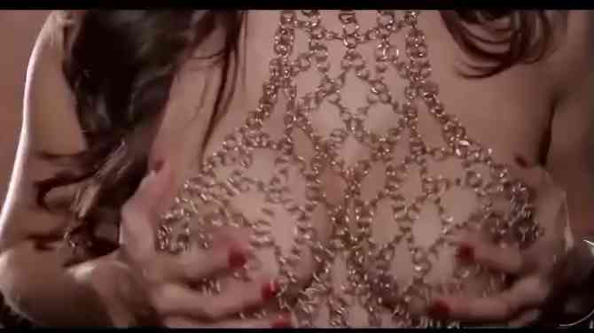 diva de Bollywood Sunny Leone se masturbe toute nue