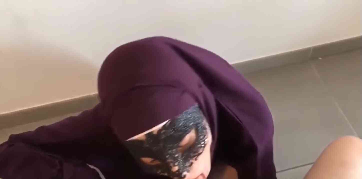 kenza une belle petite cochonne de beurette voilée sur SNAP