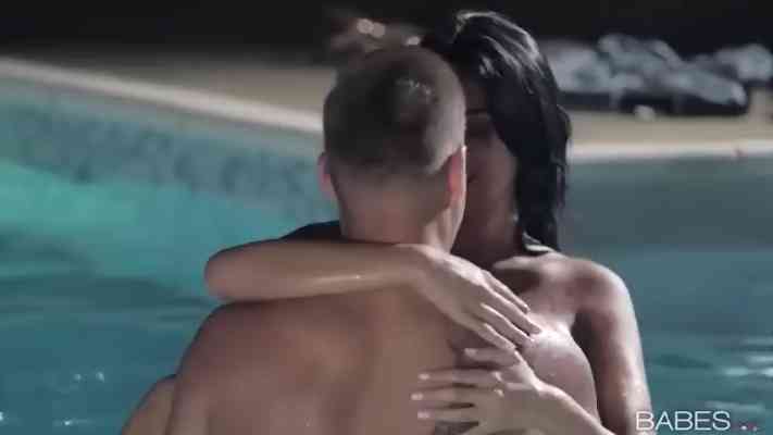 Anissa Kate a une nuit de sexe passionnée dans une piscine.