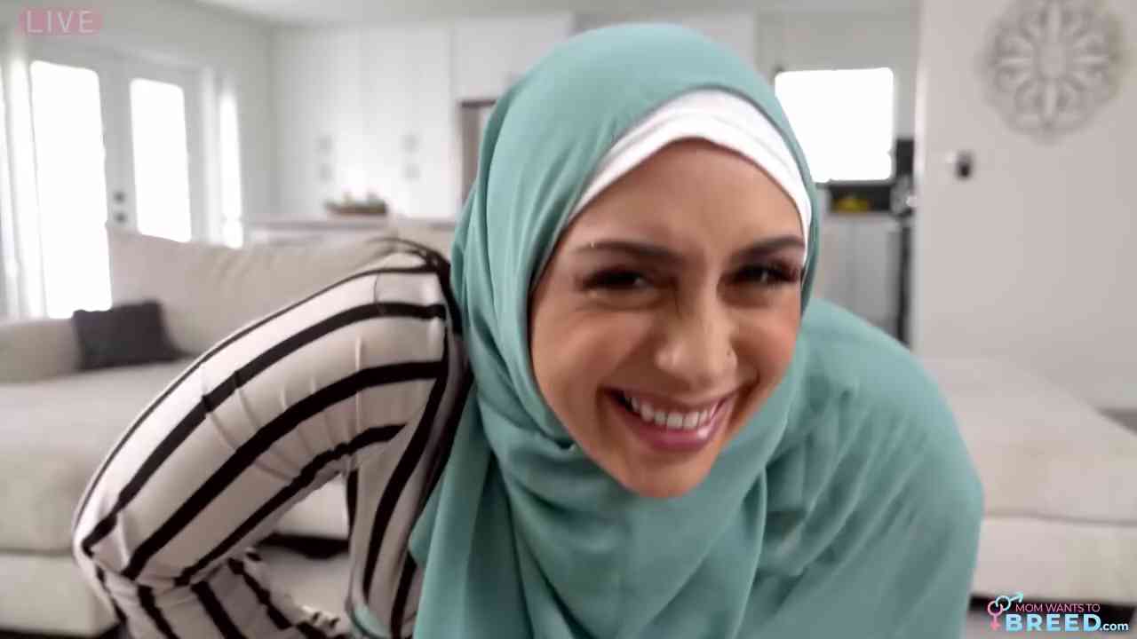 Baiser la maman Voilée de mon meilleur ami le jour de l’Aïd