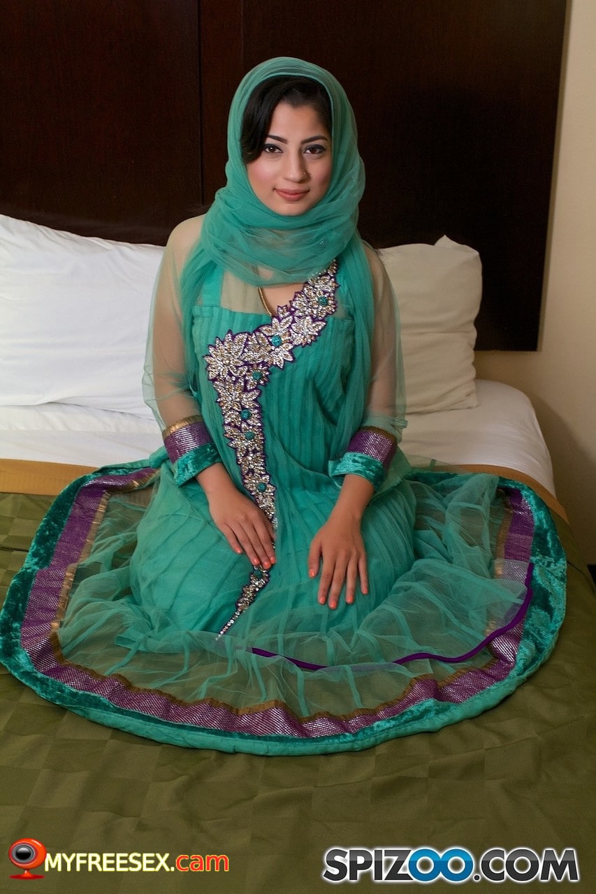 Nadia Ali, pakistanaise beurette voilée montre son corps sexy et baise en POV