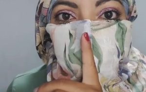 Femme Arabe en hijab baise sa chatte rasée avec un gode – Amateur