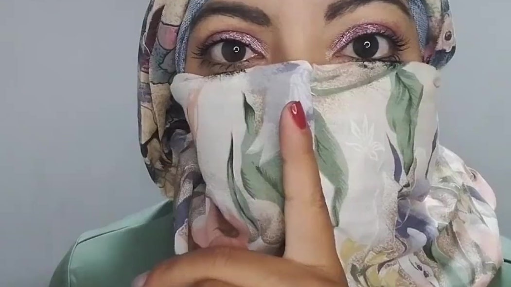 Femme Arabe en hijab baise sa chatte rasée avec un gode – Amateur
