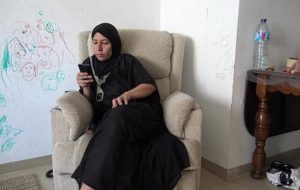 UPDATE 2026 | Une mamie arabe laisse son beau-fils se masturber et jouir sur son hijab