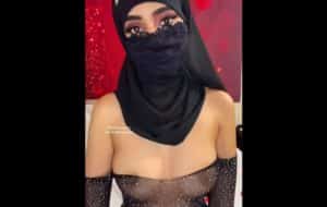 Les seins d’une femme hijabi rebondissant Aaliyah Aziz