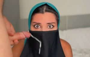 Salope arabe se fait baiser et éjaculer sur le hijab