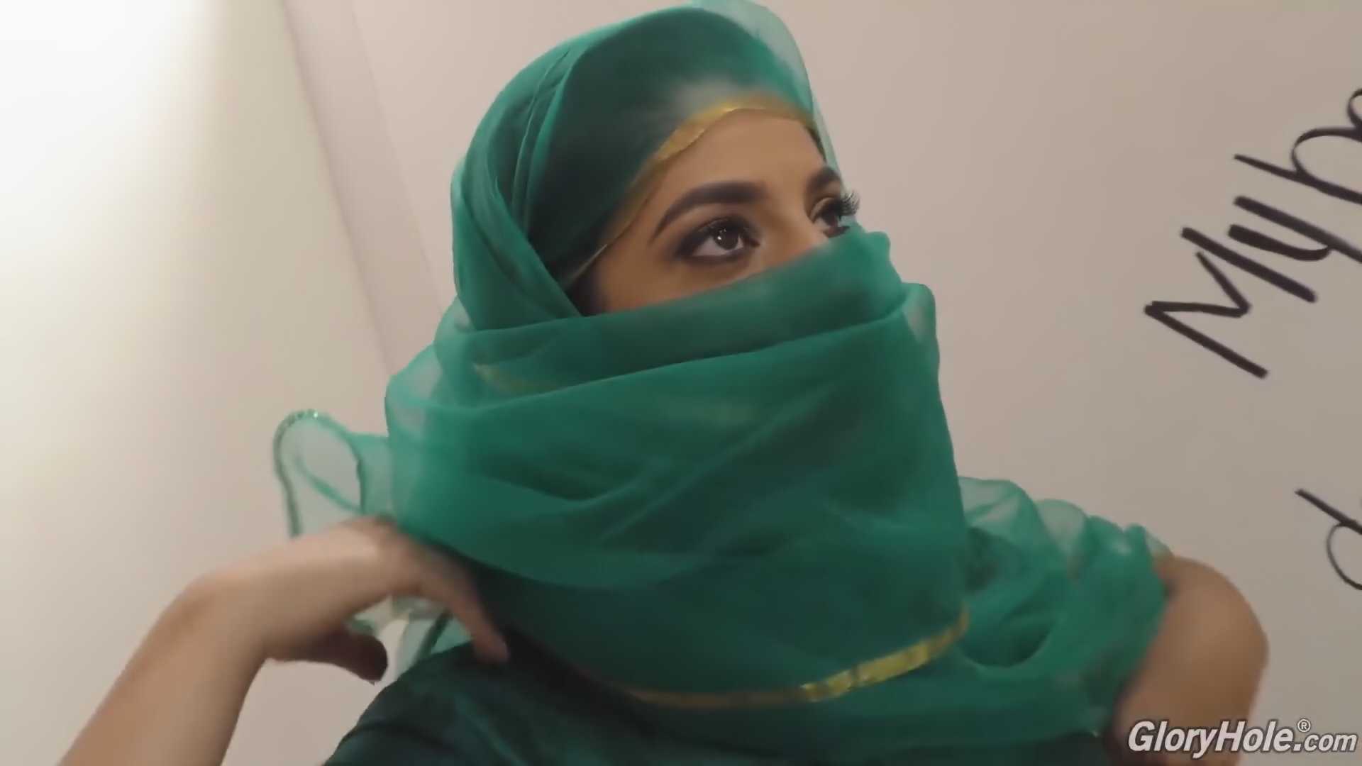 Une Arabe enlève son hijab pour baiser un gros chibre GLORY HOLE