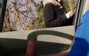 Je sors ma bite, c&rsquo;est très risqué devant cette musulmane faussement timide