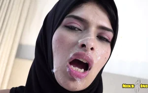 Une musulmane en hijab à gros nichons se fait baiser dans le cul et la chatte par une bhaijaan