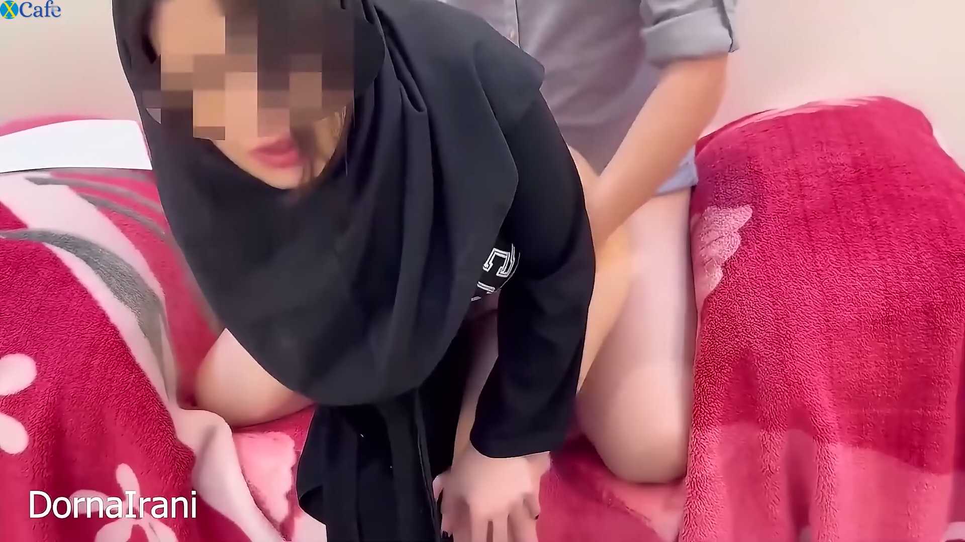 Une Iranienne suce sa bite et se fait baiser dans son hijab