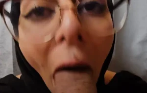 Bite Dans La Bouche D’une Beurette Voilée XXX